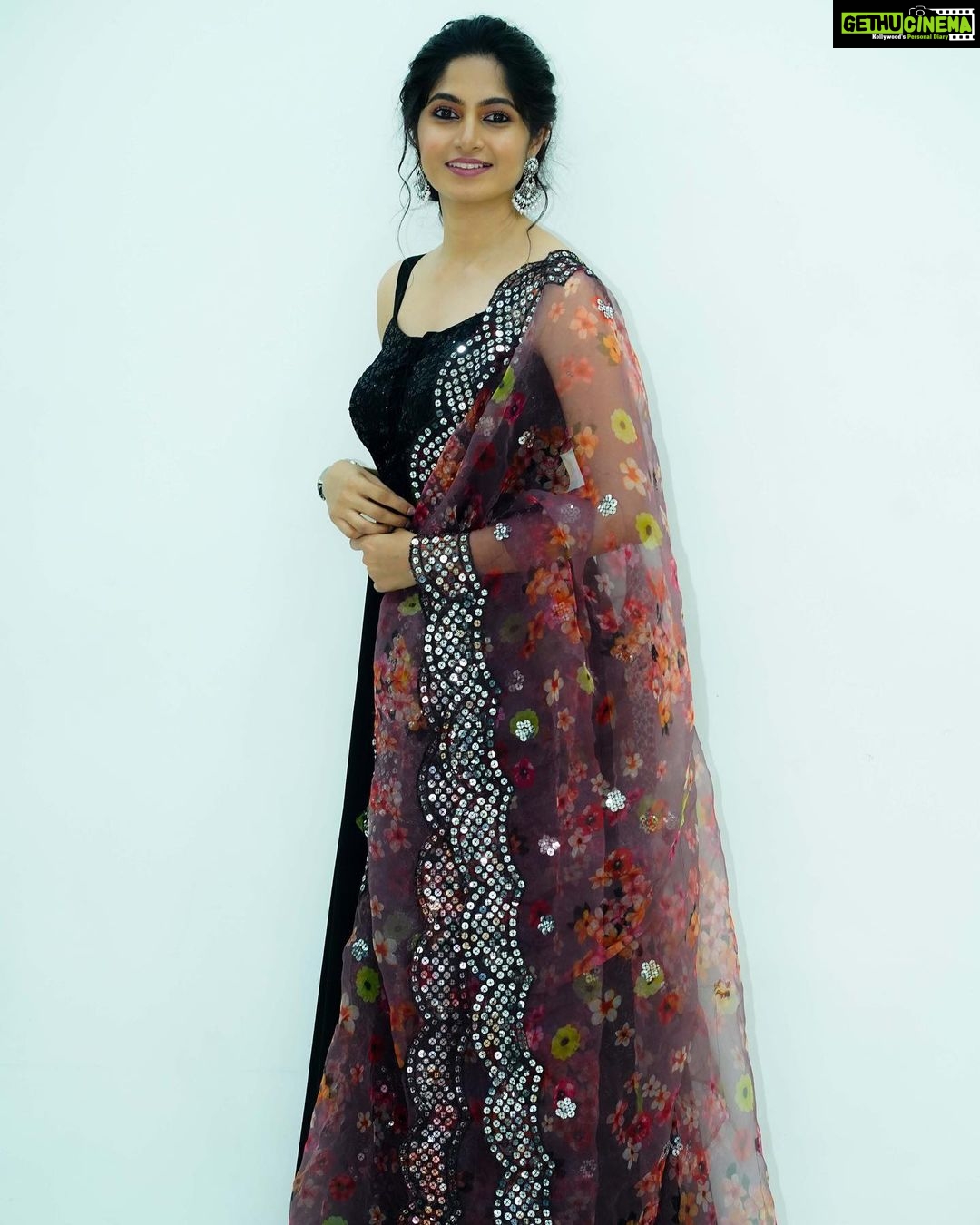 Kushee Ravi Instagram - 🖤 . . . . Makeup : @chaitra.girish.1 Hair : @priya_chandra_makeovers Styling : @stylebyshrujanaravikumar Outfit : @shimmer_designer_studio Pc : @appus.click