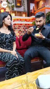 Kushee Ravi Instagram - ಹೀಗೆ ಕಿತ್ಕೊಂಡು ತಿನ್ನೋದಕ್ಕೆ ಏನ್ ಹೆಸರಿಡಬಹುದು?
#CouplesKitchen #ZKReels #ZeeOnTheGoReels #ZeeKannada #BayasidaBaagiluTegeyona