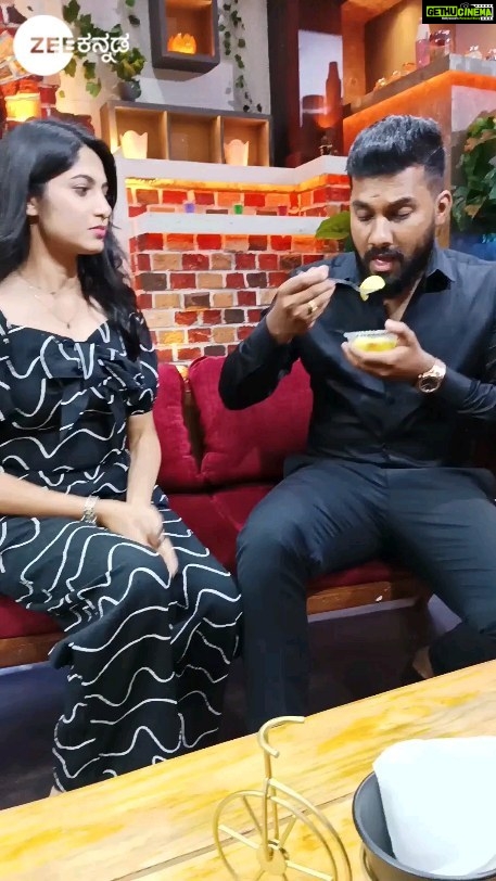 Kushee Ravi Instagram - ಹೀಗೆ ಕಿತ್ಕೊಂಡು ತಿನ್ನೋದಕ್ಕೆ ಏನ್ ಹೆಸರಿಡಬಹುದು? #CouplesKitchen #ZKReels #ZeeOnTheGoReels #ZeeKannada #BayasidaBaagiluTegeyona