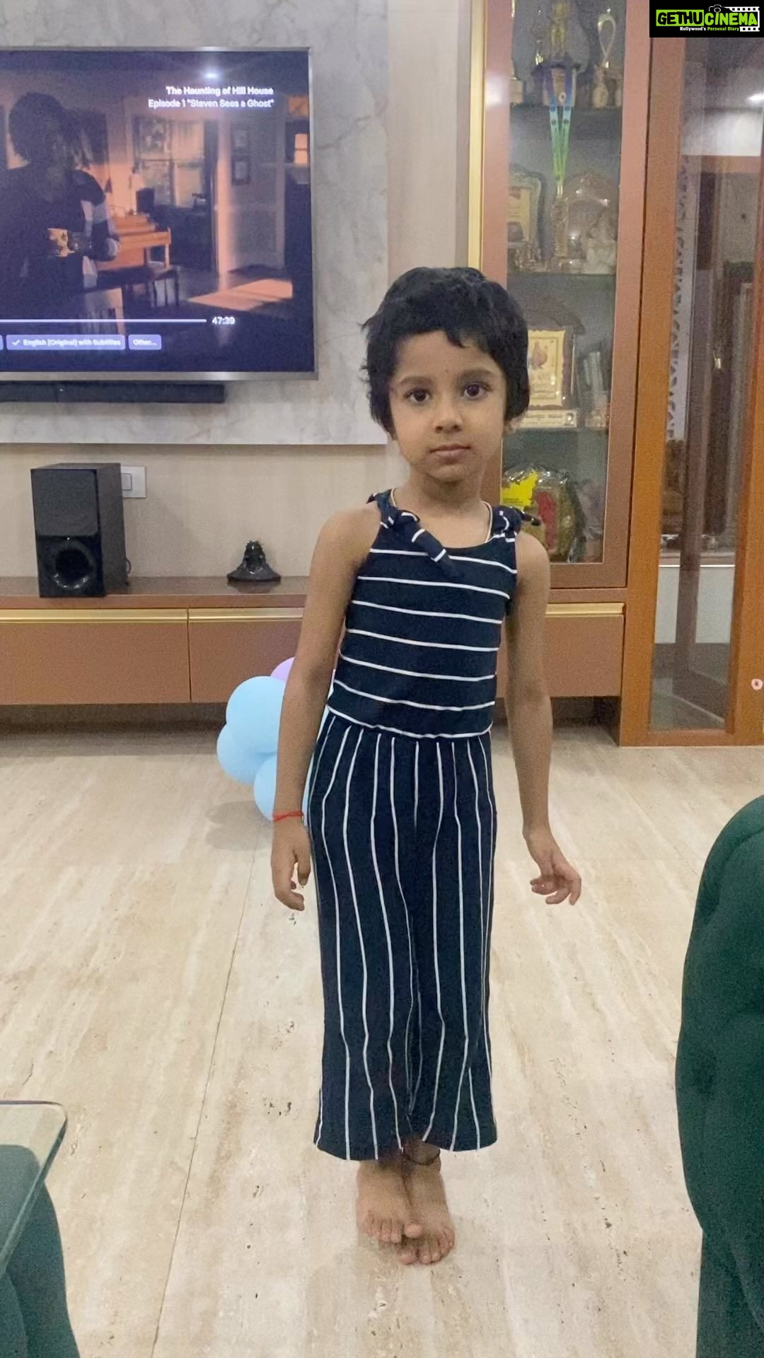 Kushee Ravi Instagram - Namma chamalakka bindge thagond bavi ge hogidruā¦š¤© . . . #chamalakka #kidsarealwaysfun #kusheeravi