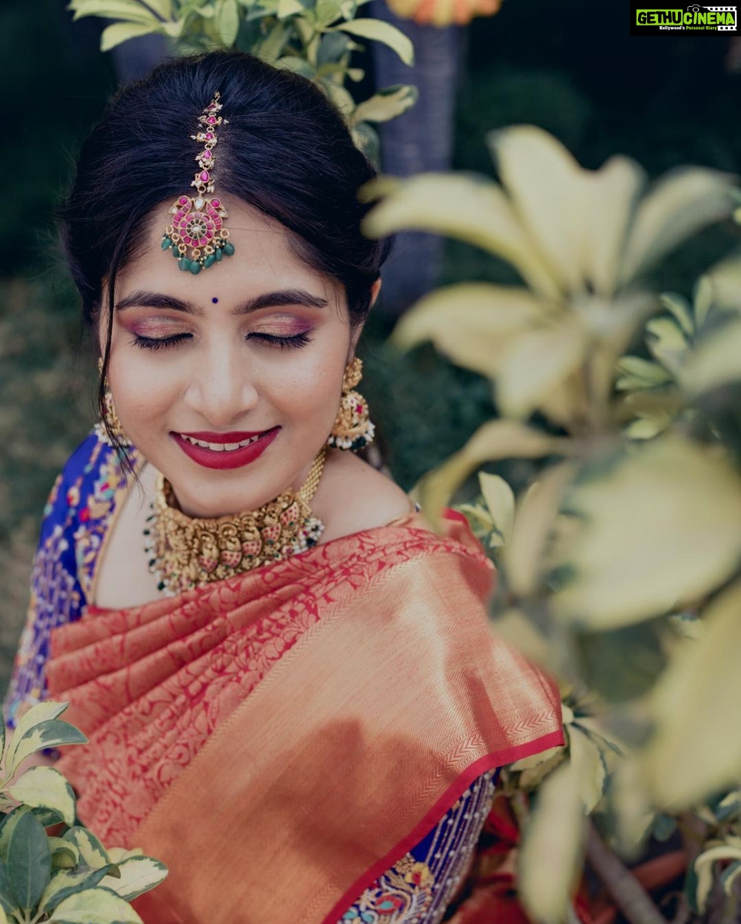Kushee Ravi Instagram - ❤️ . . . . 📷 @classicframesstudios 💄 @makeovers_by_dhanya 🥻 @anthariya_ 👑 @thespatika