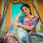 Kushee Ravi Instagram - 🎉 . . . makeover- @makeupandhairby_shashi photography- @veeru.photography designer- @suravi114designerstudio studio- @arnavamaze conceptual studio- @setashot jewellery- @bangalorebridaljewelry