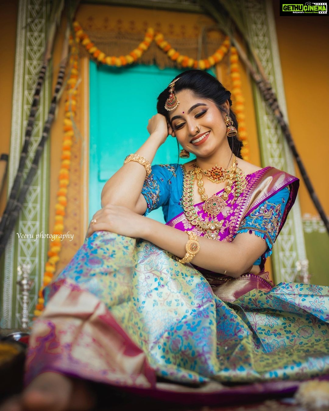 Kushee Ravi Instagram - 🎉 . . . makeover- @makeupandhairby_shashi photography- @veeru.photography designer- @suravi114designerstudio studio- @arnavamaze conceptual studio- @setashot jewellery- @bangalorebridaljewelry