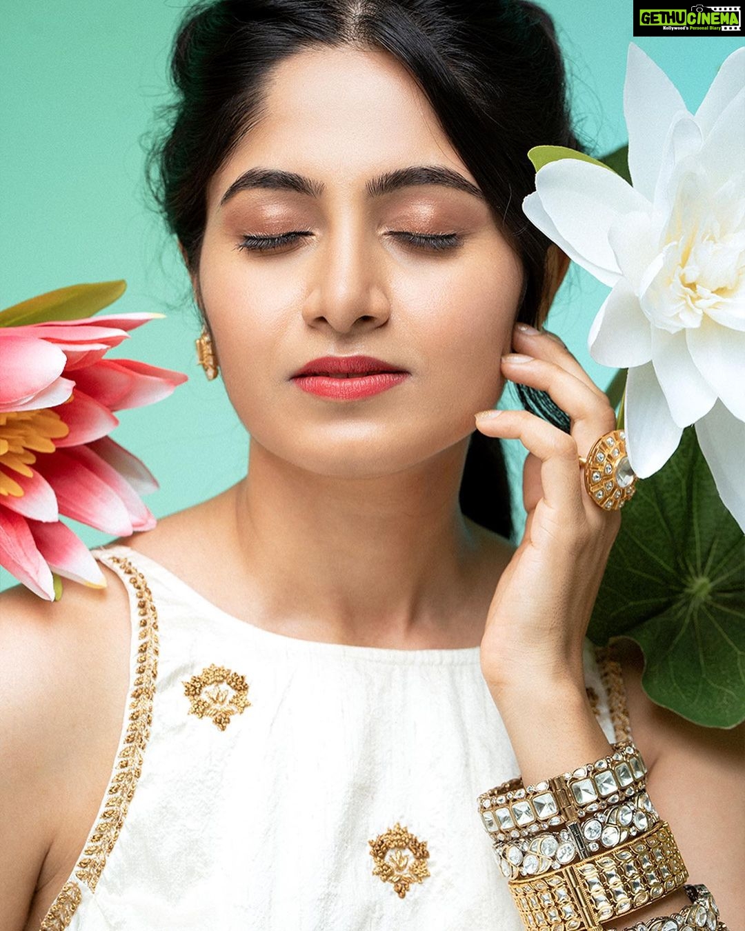 Kushee Ravi Instagram - 🪷 . . . Pc @vinu5494 Mua @makeovers_by_shwethagowda Outfit @saitanarya Stylist @stylebyaishwarya Jewels @thespatika