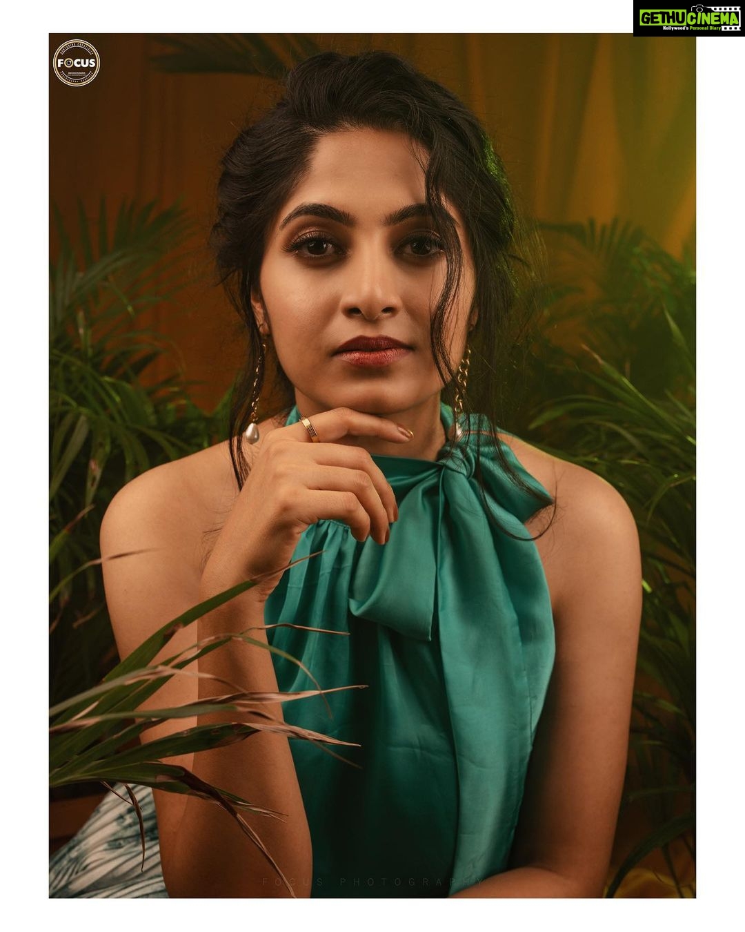 Kushee Ravi Instagram - Glow through what you go through ✨ . . Pc : @nagaraja_somayaji @focusphotographyservice Mua : @makeovers_by_shwethagowda Outfit : @saitanarya Stylist : @stylebyaishwarya . . #filmactor #dia #soul #cinema #fullmeals #actorslife #artist
