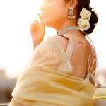 Kushee Ravi Instagram - One of our favourites @iamkusheeraviofficial looking like an angel in a designer organza tissue saree. 😍❤️ . . . Video and edit: @framesbyvikaskakolu MUA: @shruthiashwath_makeupartist Jewellery: @thespatika Blouse: @anthariya_