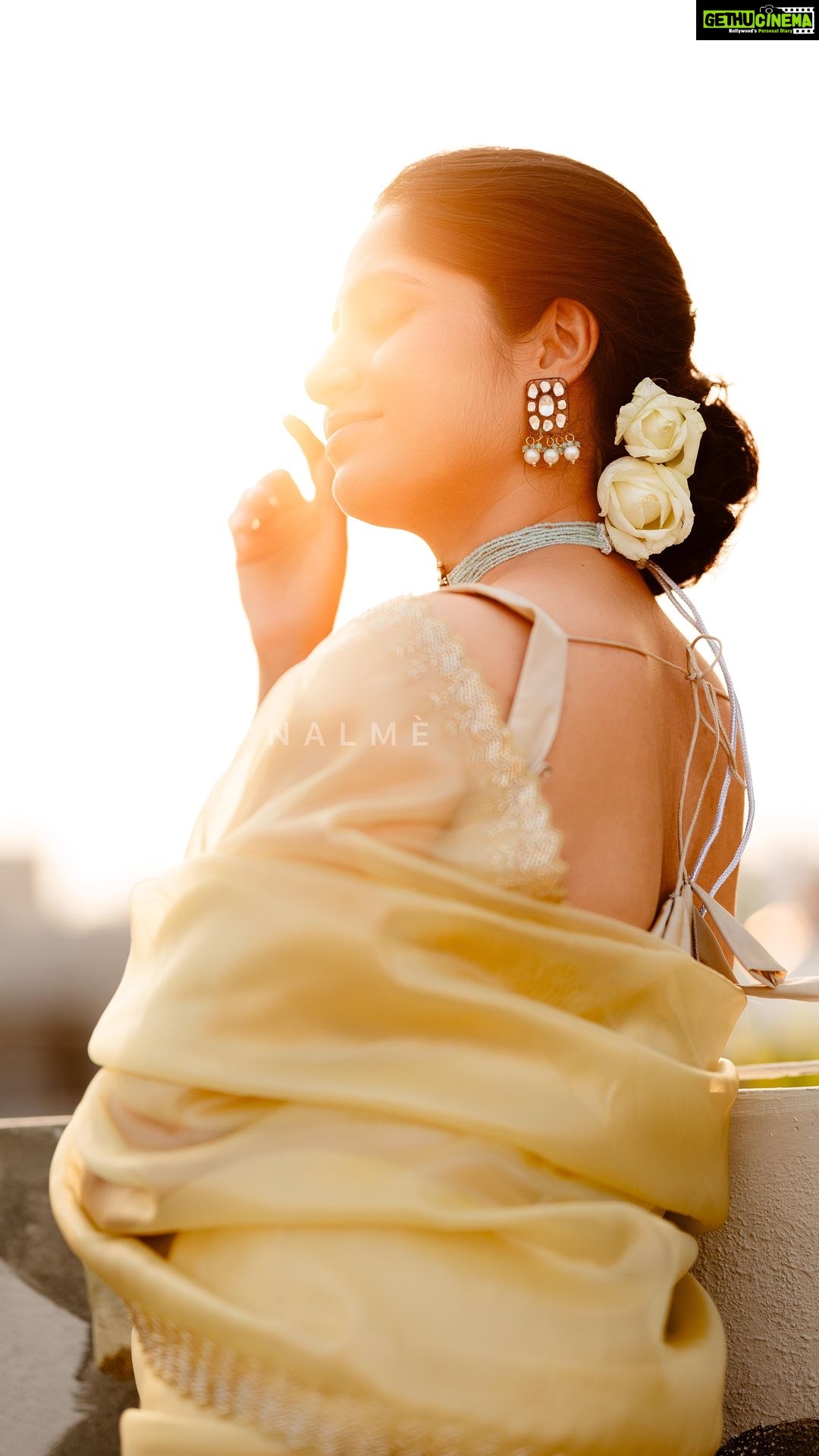 Kushee Ravi Instagram - One of our favourites @iamkusheeraviofficial looking like an angel in a designer organza tissue saree. 😍❤️ . . . Video and edit: @framesbyvikaskakolu MUA: @shruthiashwath_makeupartist Jewellery: @thespatika Blouse: @anthariya_
