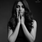 Kushee Ravi Instagram - 🖤 . . . Pc : @niteshmehta_photography @photoboothcaptures Mua : @dr.durga_worldrecordholder Top : @zara Skirt : @zara . . #dia #actorslife #actress #soulofdia #kfi #film