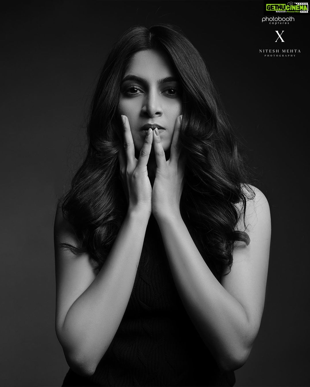 Kushee Ravi Instagram - 🖤 . . . Pc : @niteshmehta_photography @photoboothcaptures Mua : @dr.durga_worldrecordholder Top : @zara Skirt : @zara . . #dia #actorslife #actress #soulofdia #kfi #film