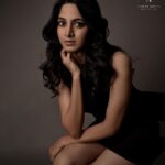 Kushee Ravi Instagram - Dark and powerful 🖤 . . . Pc : @niteshmehta_photography @photoboothcaptures Mua : @dr.durga_worldrecordholder Top : @zara Skirt : @zara