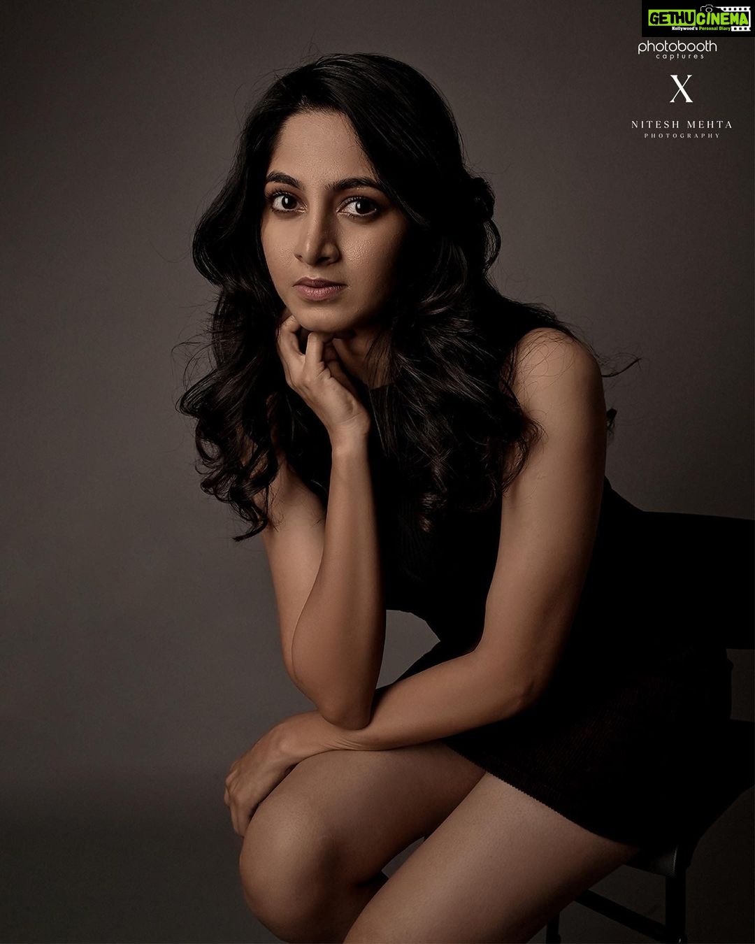 Kushee Ravi Instagram - Dark and powerful 🖤 . . . Pc : @niteshmehta_photography @photoboothcaptures Mua : @dr.durga_worldrecordholder Top : @zara Skirt : @zara