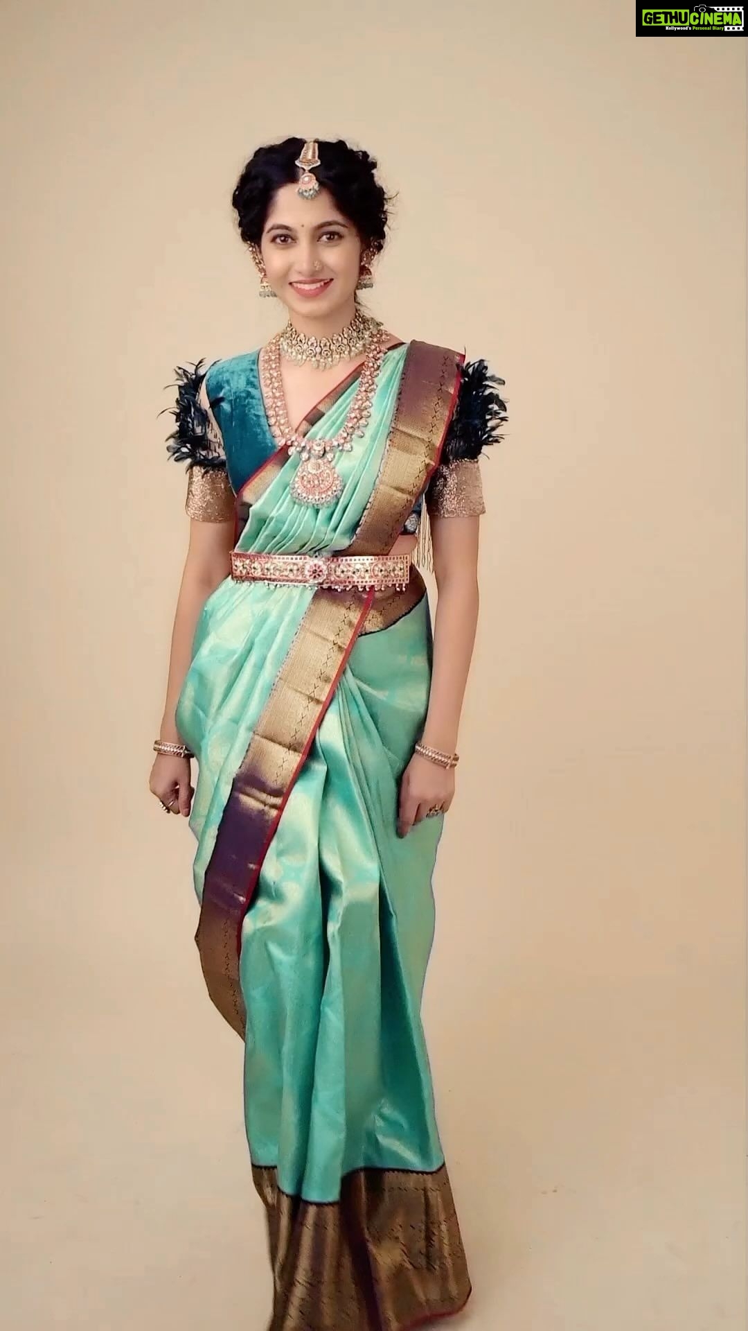 Kushee Ravi Instagram - 🦚 . . Pc : @photoboothcaptures , @niteshmehta_photography Mua : @dr.durga_worldrecordholder Jewels : @thespatika Saree : @kalamandirfashions Hair : @_makeover_by_nirmala_