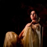Kushee Ravi Instagram - A witty woman is a treasure; a witty beauty is a power🤩 . . Pc : @framesbyvikaskakolu Makeup : @shruthiashwath_makeupartist Jewellery: @thespatika Saree : @thenalme Blouse : @anthariya_