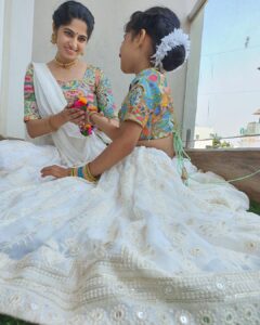 Kushee Ravi Instagram - ಎಲ್ಲರಿಗೂ ವಿಜಯದಶಮಿ ದಸರಾ ಹಬ್ಬದ ಹಾರ್ದಿಕ ಶುಭಾಶಯಗಳು. 🙏🏻

Happy Dasara 😊
.
.
Hair : @makeovers_by_shwethagowda 
Outfit : @tieknot_fashions