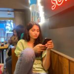 Kushee Ravi Instagram - Goals transform a random walk🚶🏻‍♀️ into a chase 🏃🏻‍♀️ . . . Pc : @thejaswini_sharma ❤️ @aishwarya.sai.k thanks for ruining the third picture 😜