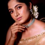 Kushee Ravi Instagram - A witty woman is a treasure; a witty beauty is a power🤩 . . Pc : @framesbyvikaskakolu Makeup : @shruthiashwath_makeupartist Jewellery: @thespatika Saree : @thenalme Blouse : @anthariya_