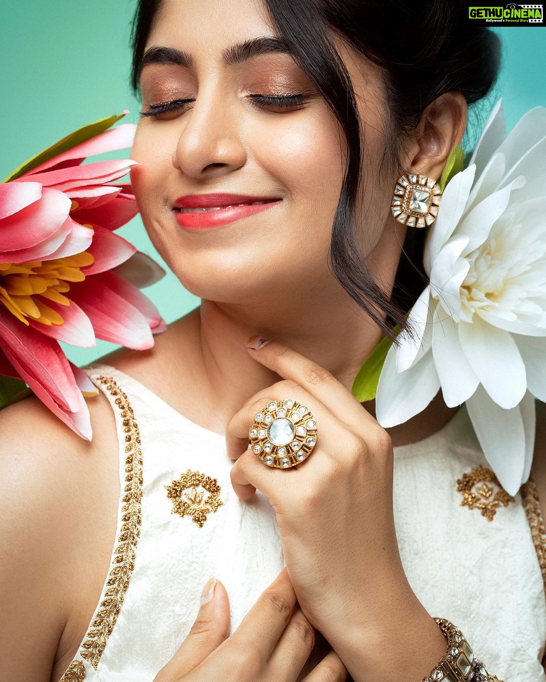 Kushee Ravi Instagram - 🪷 . . . Pc @vinu5494 Mua @makeovers_by_shwethagowda Outfit @saitanarya Stylist @stylebyaishwarya Jewels @thespatika