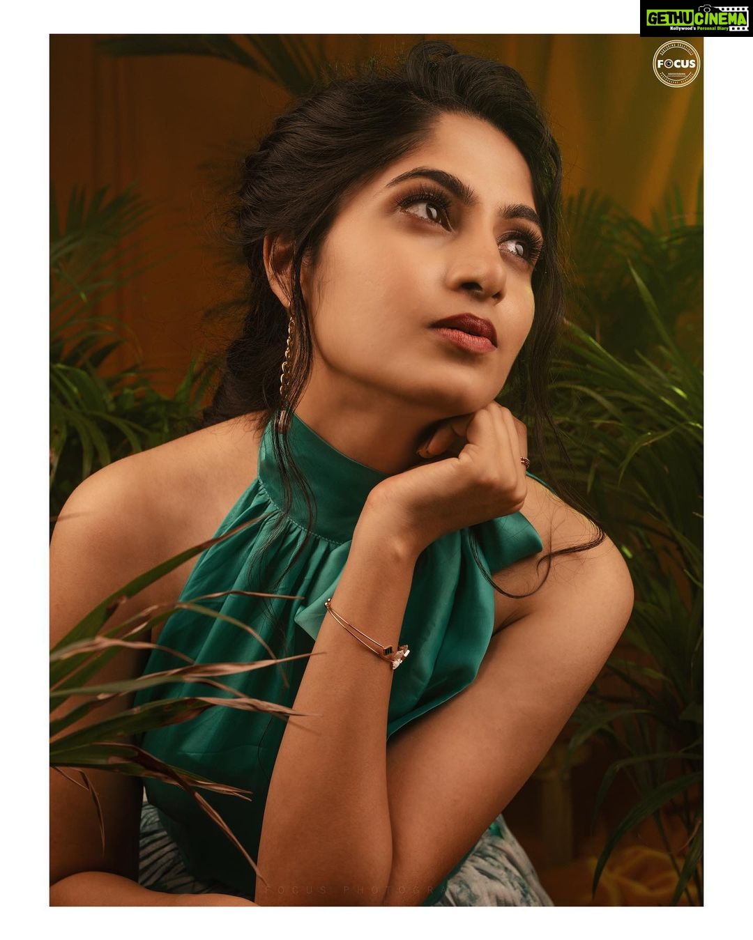 Kushee Ravi Instagram - Glow through what you go through ✨ . . Pc : @nagaraja_somayaji @focusphotographyservice Mua : @makeovers_by_shwethagowda Outfit : @saitanarya Stylist : @stylebyaishwarya . . #filmactor #dia #soul #cinema #fullmeals #actorslife #artist