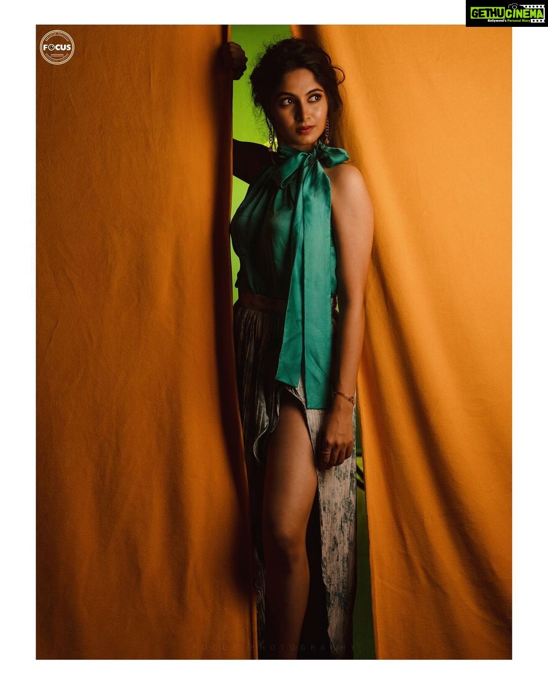 Kushee Ravi Instagram - Glow through what you go through ✨ . . Pc : @nagaraja_somayaji @focusphotographyservice Mua : @makeovers_by_shwethagowda Outfit : @saitanarya Stylist : @stylebyaishwarya . . #filmactor #dia #soul #cinema #fullmeals #actorslife #artist