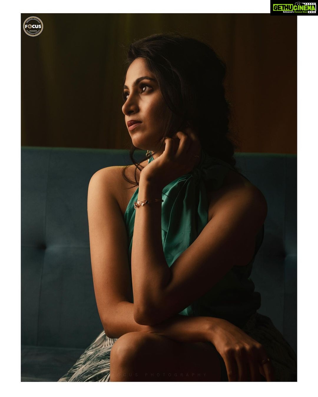 Kushee Ravi Instagram - Glow through what you go through ✨ . . Pc : @nagaraja_somayaji @focusphotographyservice Mua : @makeovers_by_shwethagowda Outfit : @saitanarya Stylist : @stylebyaishwarya . . #filmactor #dia #soul #cinema #fullmeals #actorslife #artist