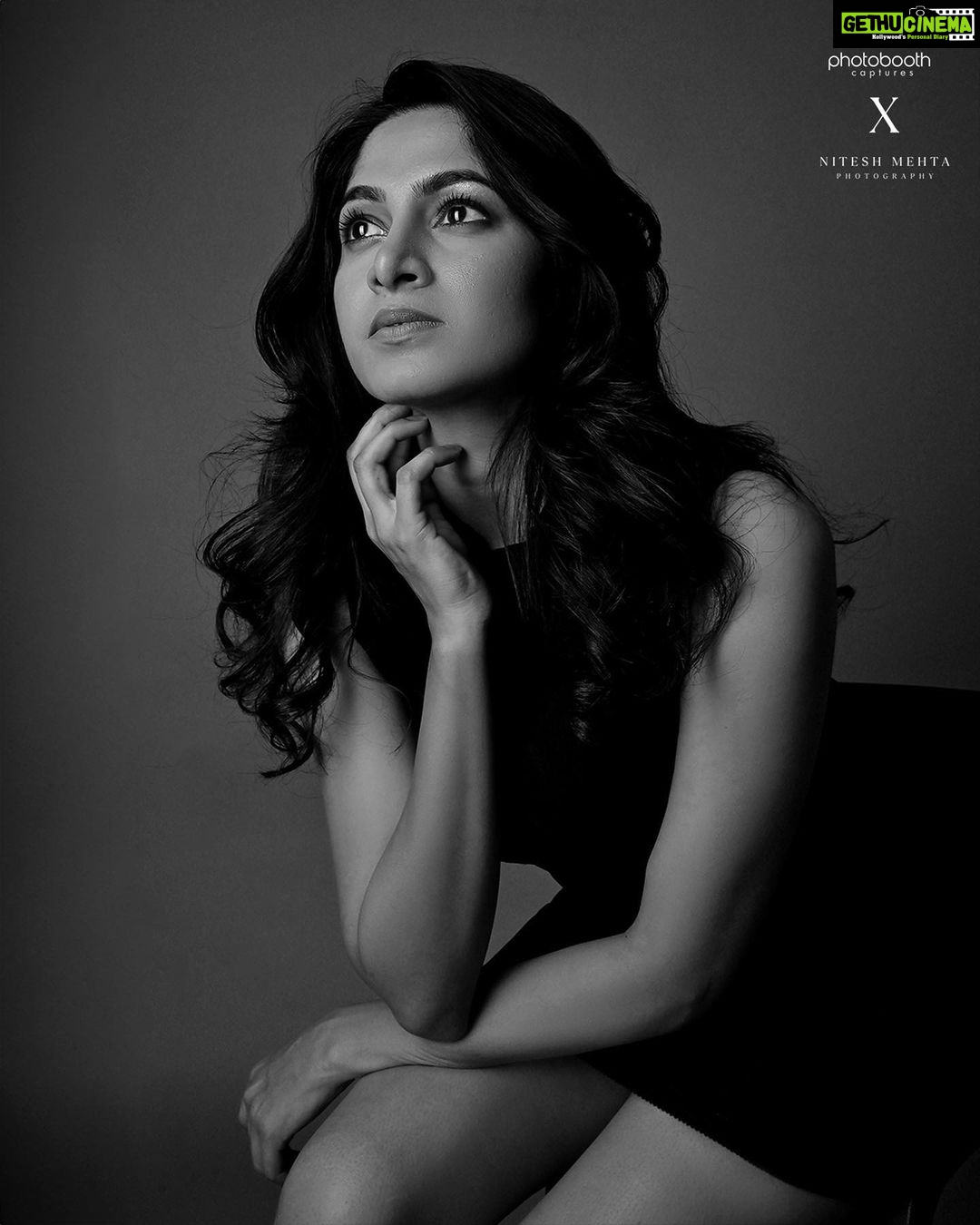 Kushee Ravi Instagram - 🖤 . . . Pc : @niteshmehta_photography @photoboothcaptures Mua : @dr.durga_worldrecordholder Top : @zara Skirt : @zara . . #dia #actorslife #actress #soulofdia #kfi #film
