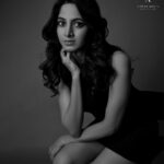Kushee Ravi Instagram - Dark and powerful 🖤 . . . Pc : @niteshmehta_photography @photoboothcaptures Mua : @dr.durga_worldrecordholder Top : @zara Skirt : @zara
