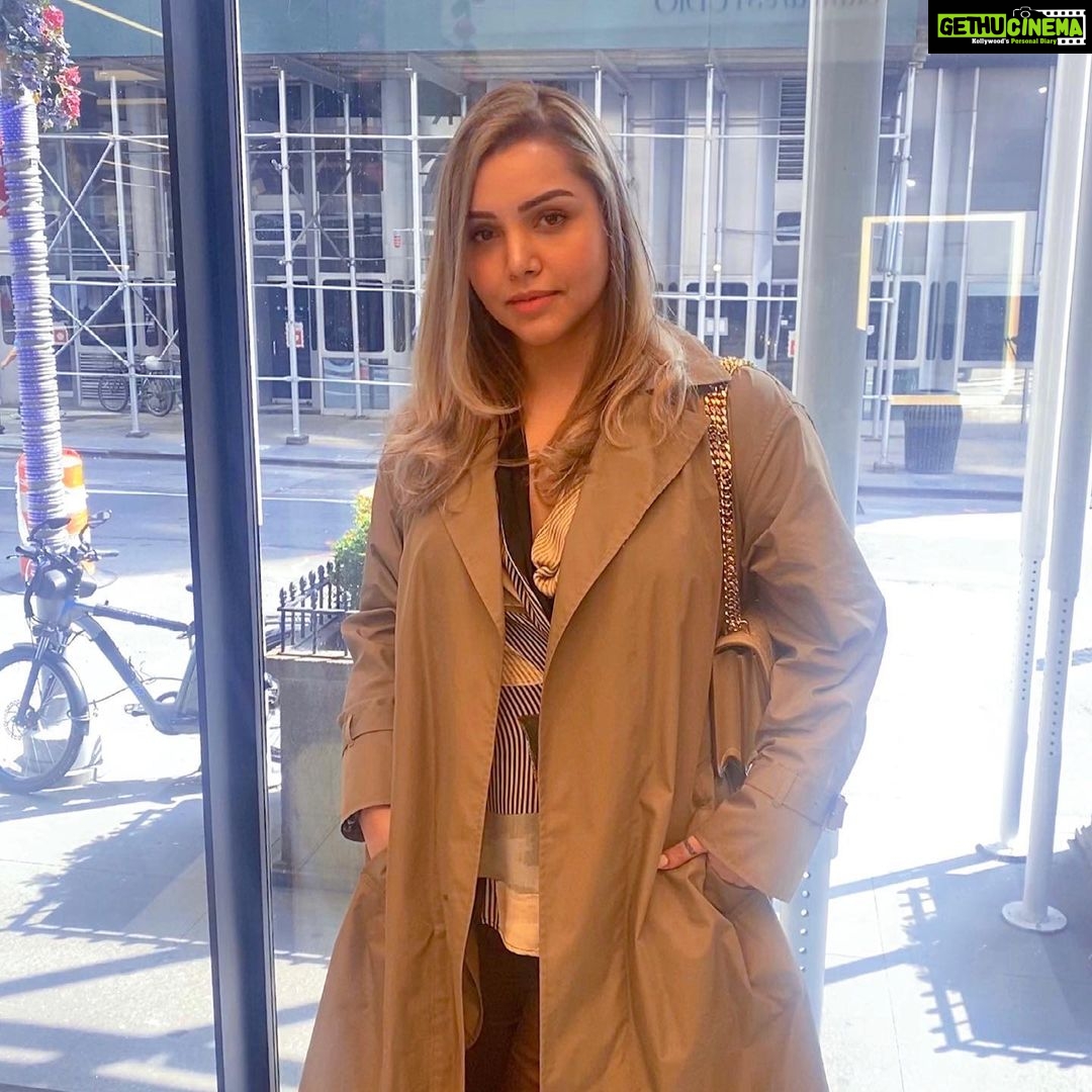 Kyra Dutt Instagram - Big Girl in A Big World! #BigApple 🍎 Hair By: @christofifthave @igorhairnyc Fifth Avenue, Manhattan, New York
