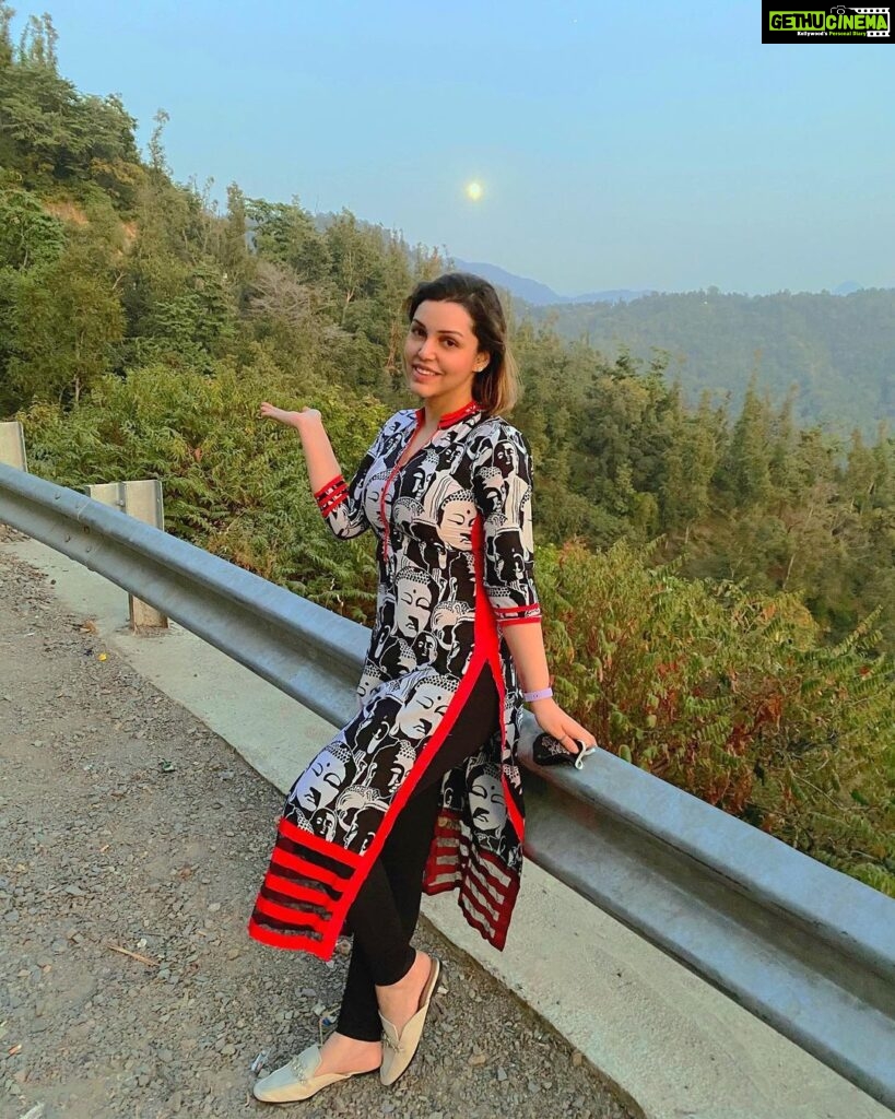 Kyra Dutt Instagram - Blue Moon!🌕 Also the luxury of breathing fresh air! Away from the crowd, amidst nature & without a mask! Inhale Love Exhale Gratitude. Tehri-Garhwal, Uttarakhand, India