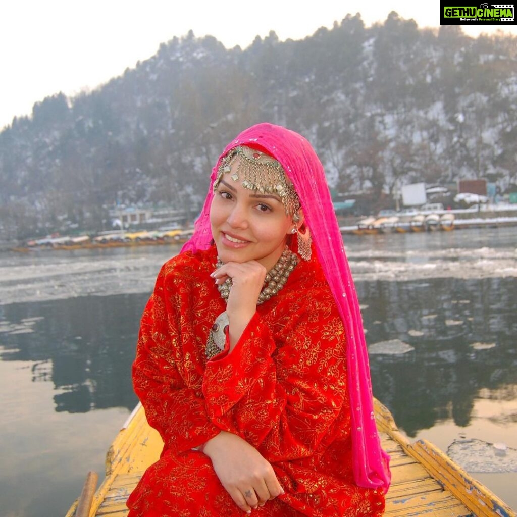 Kyra Dutt Instagram - Kashmir Ki Kali 🌷 Dal Lake