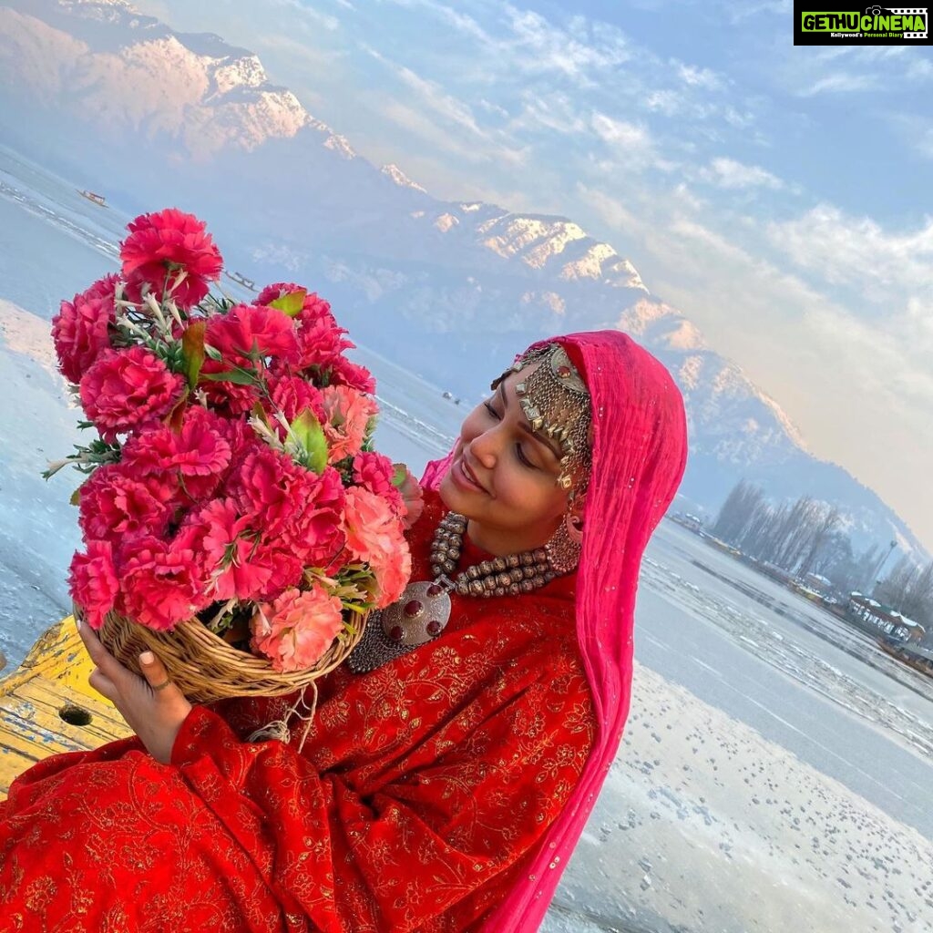 Kyra Dutt Instagram - Kashmir Ki Kali 🌷 Dal Lake