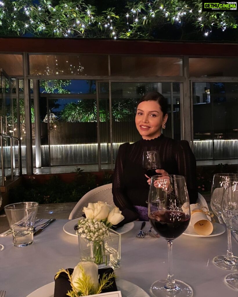 Kyra Dutt Instagram - Dinner with the ladies.🥂❤️ #DinnerWithKyra 🌟 The Park Hotel, Park Street