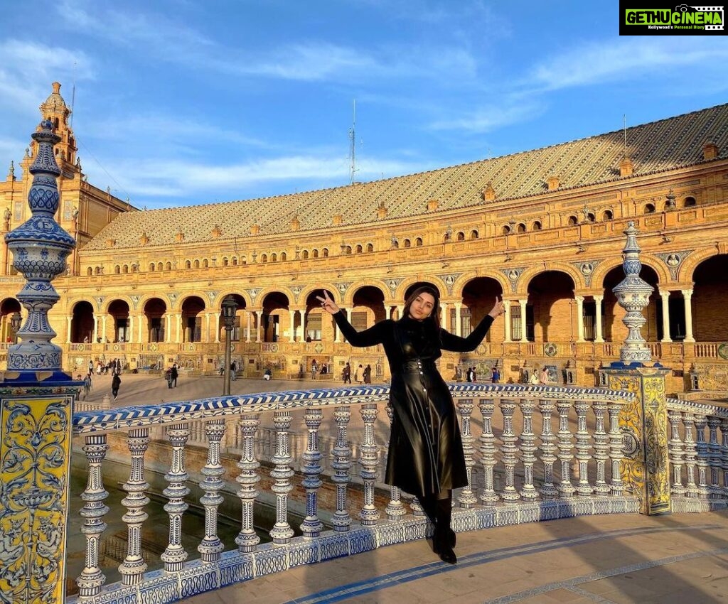 Kyra Dutt Instagram - For all you Star Wars Fans! Location “Palace of the kingdom of Naboo” / Plaza De España! #MayTheForceBeWithYou! Sevilla is a dream to shoot in because of the fantastic light. It’s like warm sunshine on a winter day. An aesthetically beautiful city.❤️ #StarWars #Sevilla Plaza de España
