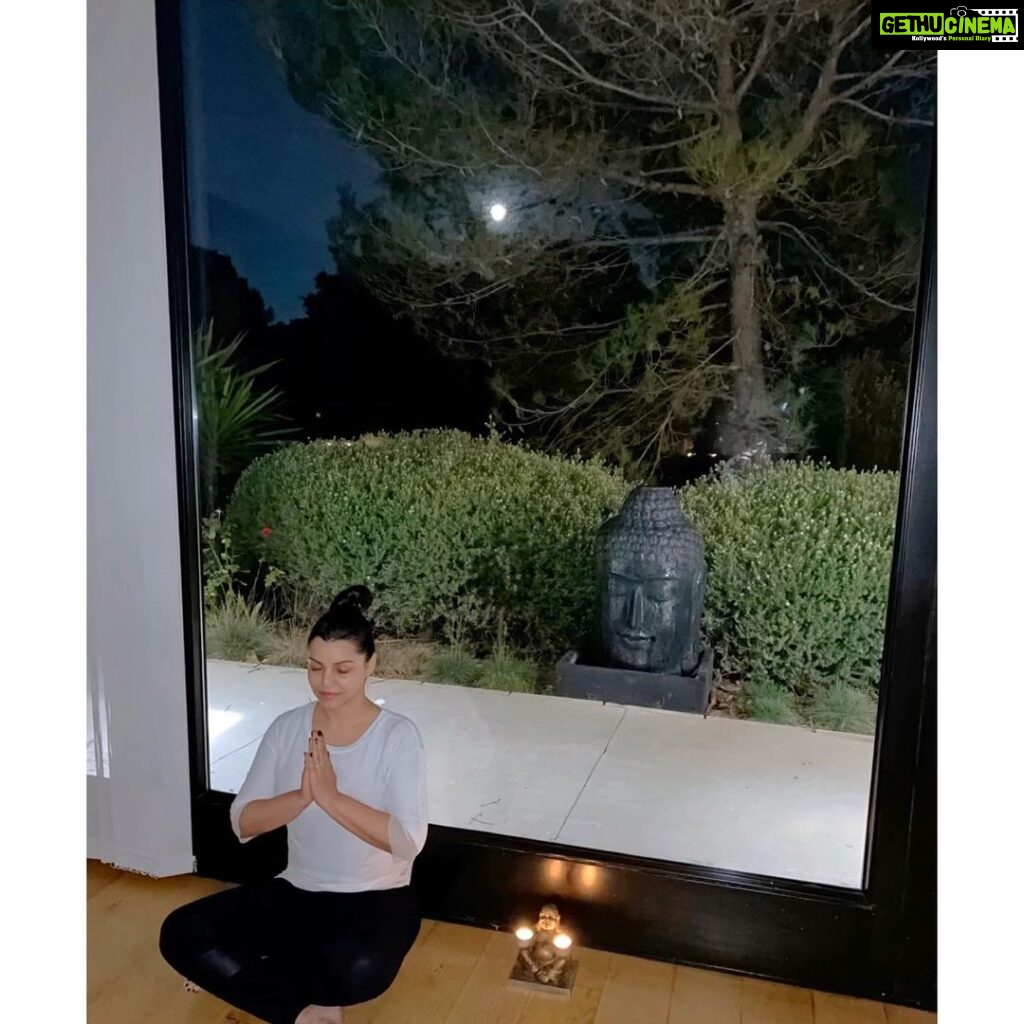 Kyra Dutt Instagram - First Full Moon of the Decade! “Wolf Moon” 🌕🐺 Full Moon Shaman! Full Moon Yoga, Meditation & Chanting... #TraditionsOfTheMoon #Selenophile Join the circle of energy. #PositiveVibesOnly #2020 Shanti-Som Wellbeing Retreat