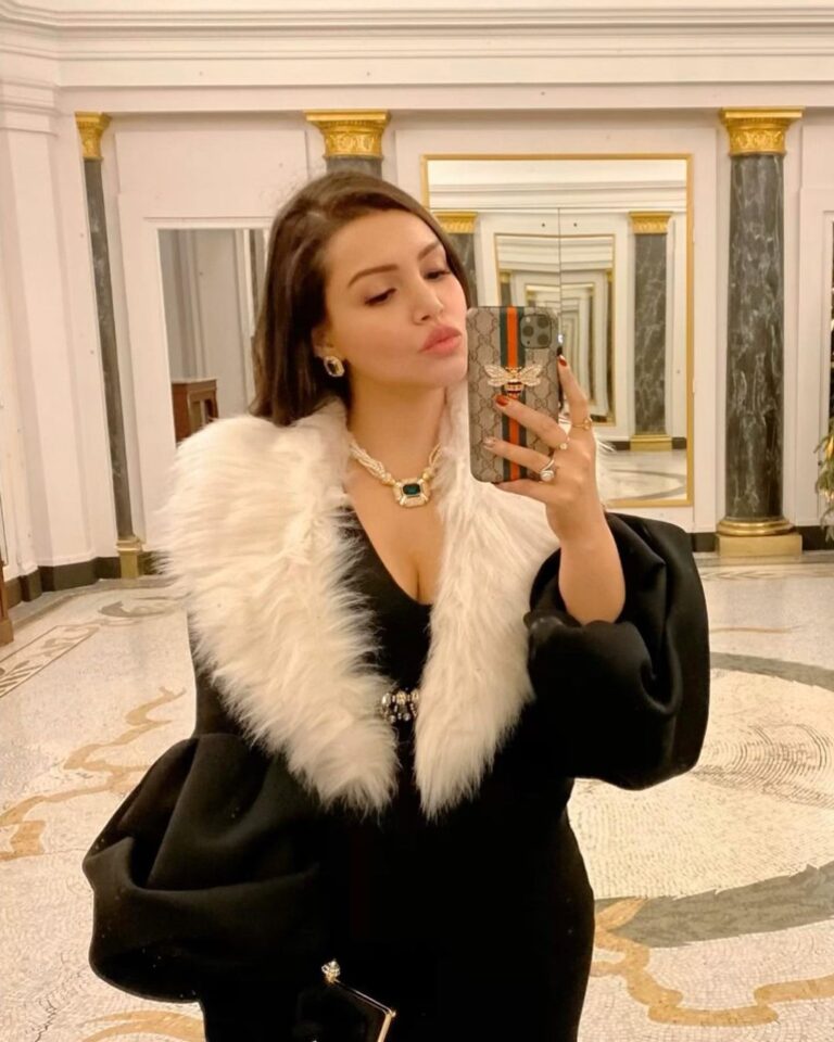 Kyra Dutt Instagram - “When the friends are gone! When the party is over! We will still belong to each other...” Havin a deep moment with myself after I returned from the party & found this gorgeous mirror in the lobby. My mom screaming in the background from the lift to hurry the eff up! Fairy tale life!✨
