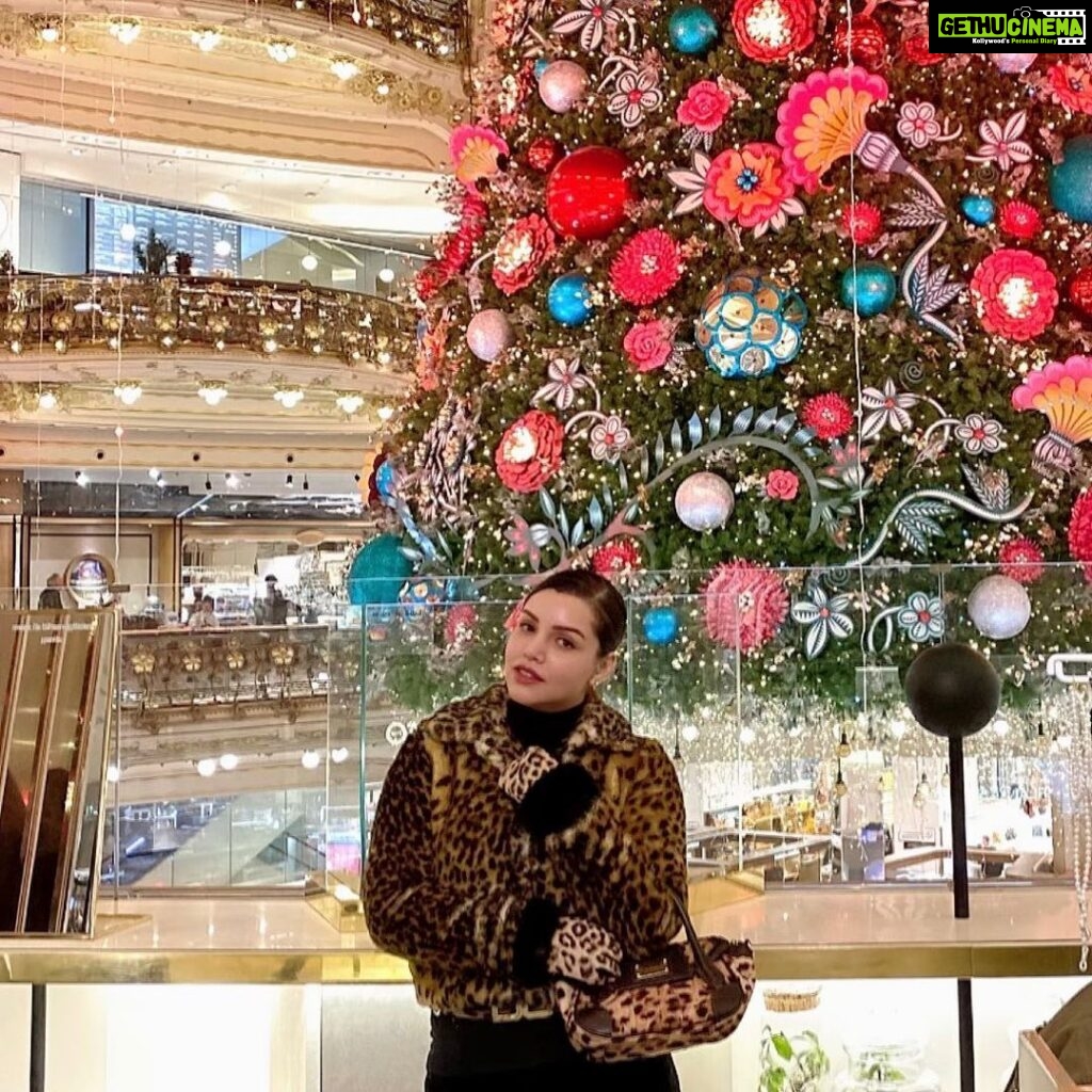 Kyra Dutt Instagram - I toppled the Christmas Tree!🎄 🐆 Galeries Lafayette