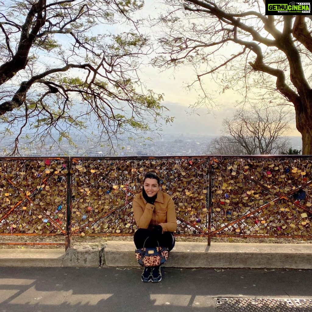 Kyra Dutt Instagram - Waiting for my lover! Look at all these love locks in Paris! So many people in love. But why lock love when you can set it free! What is yours will always be yours. I hope my one finds his way to me soon.💘 #Wild&Free Montmartre