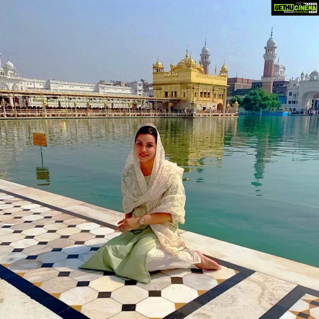 Kyra Dutt Instagram - Waheguru Ji Da Khalsa, Waheguru Ji Di Fateh.🙏 #IkOnkar The Golden Temple Amritsar
