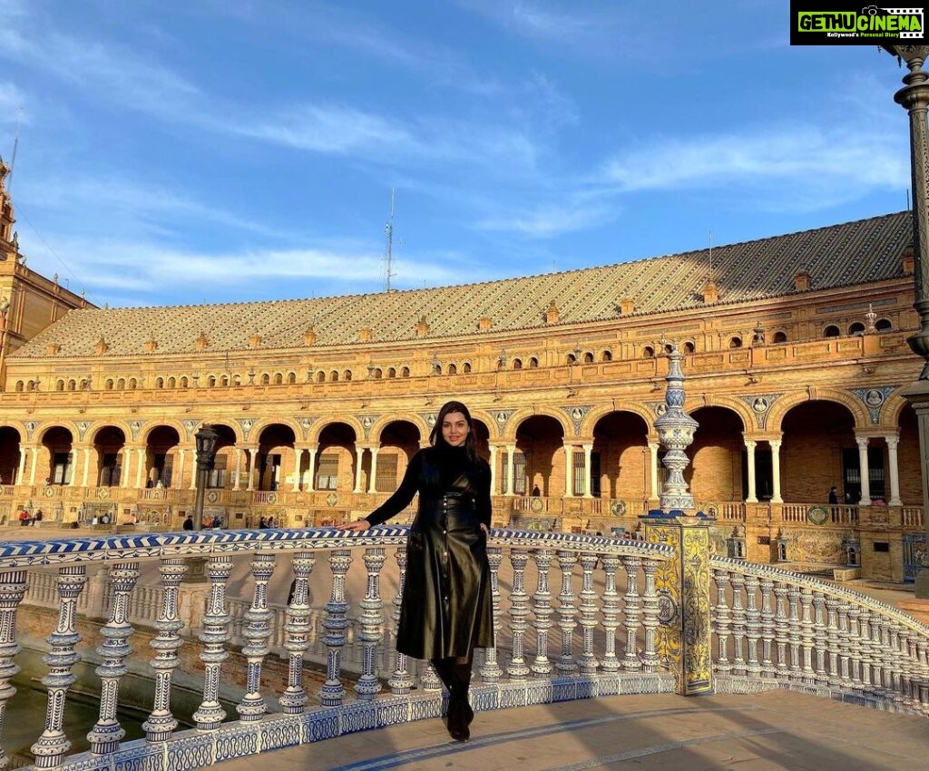 Kyra Dutt Instagram - For all you Star Wars Fans! Location “Palace of the kingdom of Naboo” / Plaza De España! #MayTheForceBeWithYou! Sevilla is a dream to shoot in because of the fantastic light. It’s like warm sunshine on a winter day. An aesthetically beautiful city.❤️ #StarWars #Sevilla Plaza de España