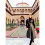Kyra Dutt Instagram - I have seen many gorgeous cities but Seville took my breath away! Remember Dorne in South of Westeros from Game of Thrones! Well here it is Real Alcazar De Sevilla. In reality Sevilla is a spirited lil town with the scent of orange blossom as the sidewalks are covered with orange trees throughout the old town square! It’s also the birthplace of Flamenco & Tapas! #Andalusia #GOT #Sevilla 😻 Real Alcázar de Sevilla