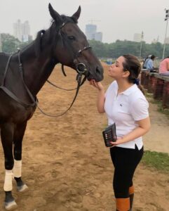 Kyra Dutt Instagram - ☀️+🐴+❤️=💯
