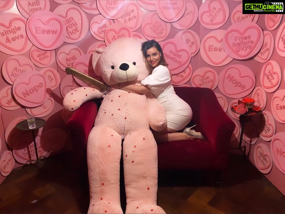 Kyra Dutt Instagram - Love. Sex. American Express! #AntiValentine 💋 PS: Stabbing the Teddy was a bit much! @sohohousemumbai 🔪🧸💔 Red Room Of Pain