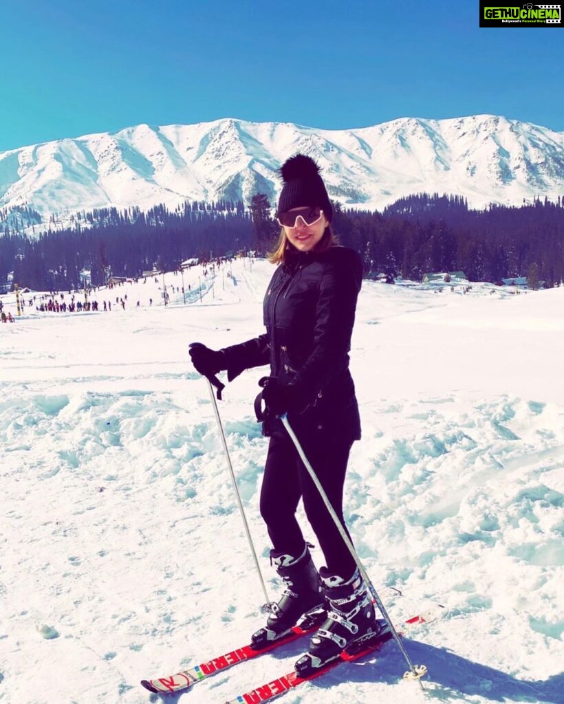 Kyra Dutt Instagram - Wannabe Ski Champ!⛷ #AmateurLevelSwag Just need some practice & I bet IL kick ass! A Place Thats Out of Your League