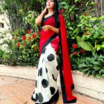 Lahari Shari Instagram - Feeling like an absolute 💫 in this saree! ✨ Taking a moment to soak up the joy and beauty around me, with all gratitude and positive vibes. 📸 🌟 ❤️🖤 Photographer : @troyphotographyofficial #FeelingAmazing #PosingLikeAPro #SareeLove #HappyVibes #DesiDiva #PositivityAllAround #DesiVibes #HappyAndBlessed Hyderabad