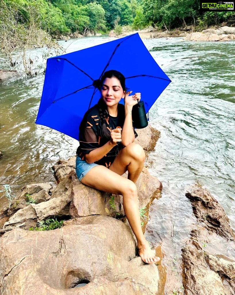 Lahari Shari Instagram - Chillin' by the riverside, umbrella in hand ☂️🌿🌊 Enjoying the simple pleasures of life and soaking up the good vibes. 🌞✨😎💯 Photographer : @troyphotographyofficial #RiversideVibes #UmbrellaLove #FoodieLife #EnjoyingTheSimpleThings #EnjoyingTheDay #SavoringTheMoments #GoodTimes #RiverSideRelaxation #FoodieAdventures #NatureLover #GoodTimes #LivingInTheMoment Hyderabad