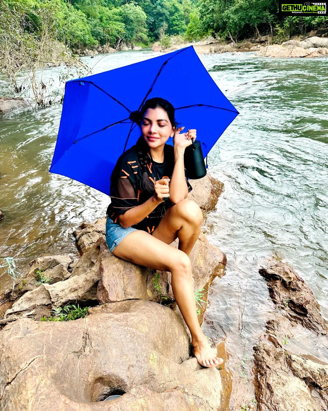 Lahari Shari Instagram - Chillin' by the riverside, umbrella in hand βοΈπΏπ Enjoying the simple pleasures of life and soaking up the good vibes. πβ¨ππ― Photographer : @troyphotographyofficial #RiversideVibes #UmbrellaLove #FoodieLife #EnjoyingTheSimpleThings #EnjoyingTheDay #SavoringTheMoments #GoodTimes #RiverSideRelaxation #FoodieAdventures #NatureLover #GoodTimes #LivingInTheMoment Hyderabad