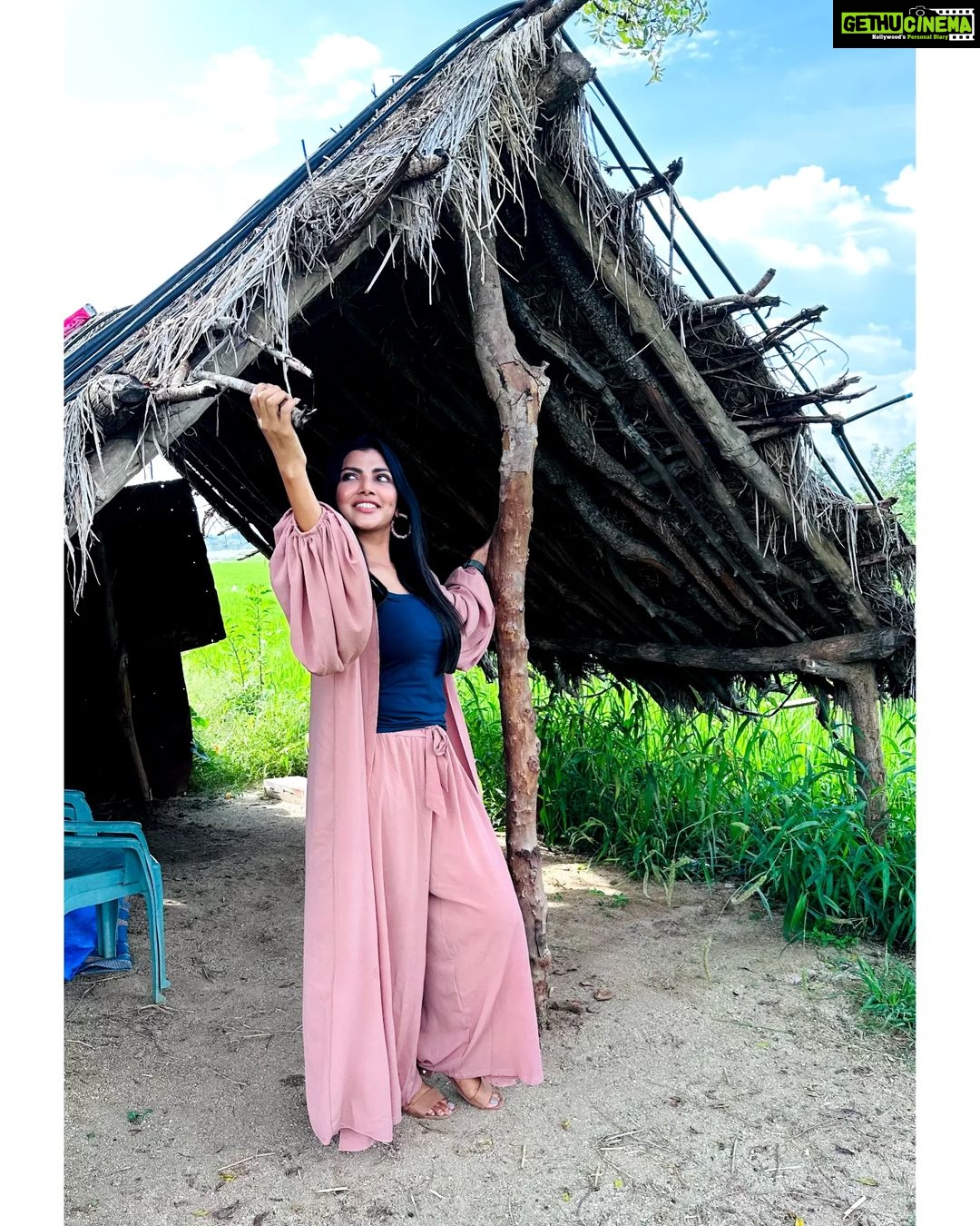 Lahari Shari Instagram - Feeling the nature vibes πΏπΎ Standing under a cozy hut, surrounded by lush greenery. This moment, pure bliss! β€οΈπ»π Designer and Stylist : @adamohyd Photographer : @troyphotographyofficial #FarmLife #NatureLover #FeelingBlessed #FarmVibes #BlessedVibes #PositiveThoughts #PosingGoals #positivity #lovemylife #lovemyself #lifeisbeautiful Hyderabad