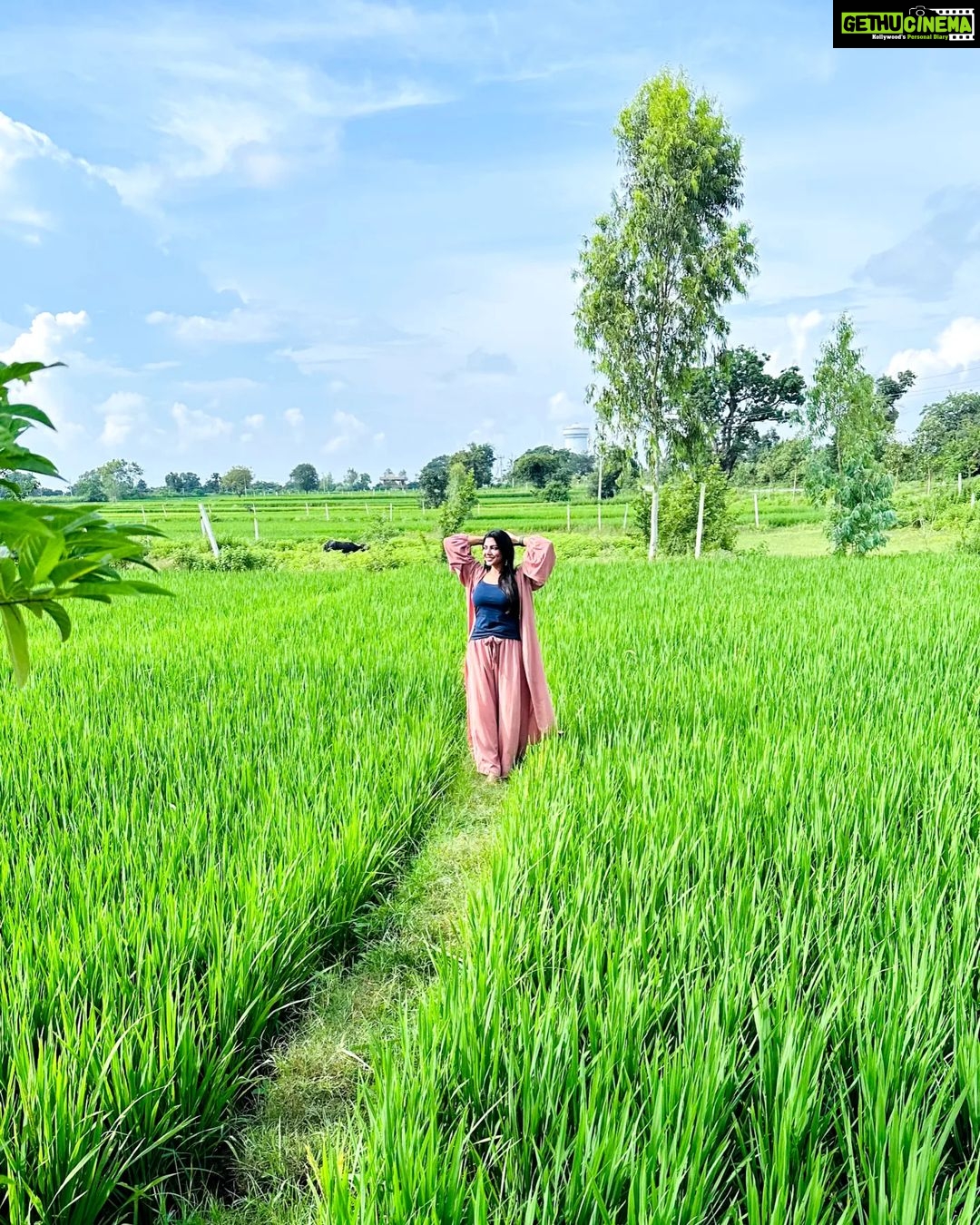 Lahari Shari Instagram - Feeling so blessed to be surrounded by nature's beauty πΏβ¨ Standing amidst lush green farm lands has got me like ππ Designer and Stylist : @adamohyd Photographer : @troyphotographyofficial #NatureVibes #FeelingBlessed #GreeneryGoals #FarmLifeVibes #NatureLover #GreenFliedsForever #GreeneryGoals #FeelingAmzing Hyderabad