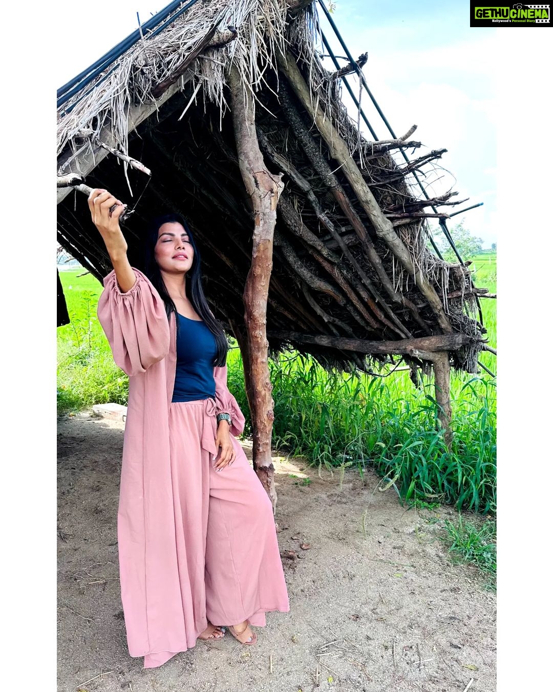 Lahari Shari Instagram - Feeling the nature vibes πΏπΎ Standing under a cozy hut, surrounded by lush greenery. This moment, pure bliss! β€οΈπ»π Designer and Stylist : @adamohyd Photographer : @troyphotographyofficial #FarmLife #NatureLover #FeelingBlessed #FarmVibes #BlessedVibes #PositiveThoughts #PosingGoals #positivity #lovemylife #lovemyself #lifeisbeautiful Hyderabad