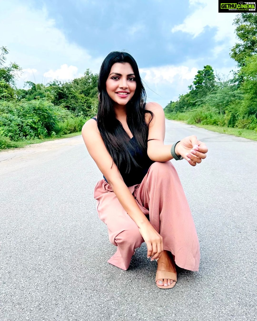 Lahari Shari Instagram - Feeling the nature vibes πΏπΎ Standing under a cozy hut, surrounded by lush greenery. This moment, pure bliss! β€οΈπ»π Designer and Stylist : @adamohyd Photographer : @troyphotographyofficial #FarmLife #NatureLover #FeelingBlessed #FarmVibes #BlessedVibes #PositiveThoughts #PosingGoals #positivity #lovemylife #lovemyself #lifeisbeautiful Hyderabad