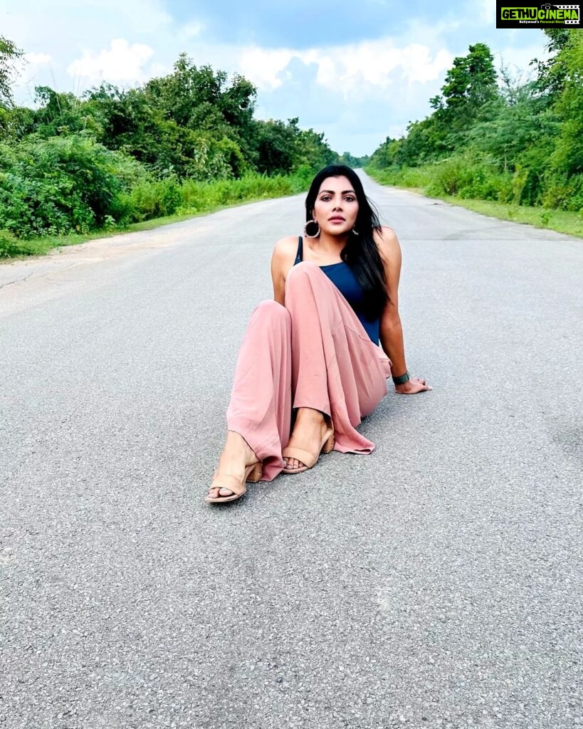 Lahari Shari Instagram - Feeling the nature vibes 🌿🌾 Standing under a cozy hut, surrounded by lush greenery. This moment, pure bliss! ❤️🌻💃 Designer and Stylist : @adamohyd Photographer : @troyphotographyofficial #FarmLife #NatureLover #FeelingBlessed #FarmVibes #BlessedVibes #PositiveThoughts #PosingGoals #positivity #lovemylife #lovemyself #lifeisbeautiful Hyderabad
